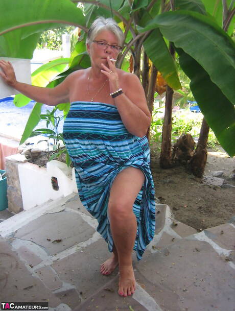Smoking Granny Pics